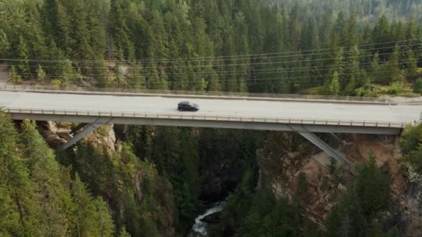 Wolna Lalka Powietrzna Samochodem Przejeżdżającym Przez Most Kanionowy — Wideo stockowe