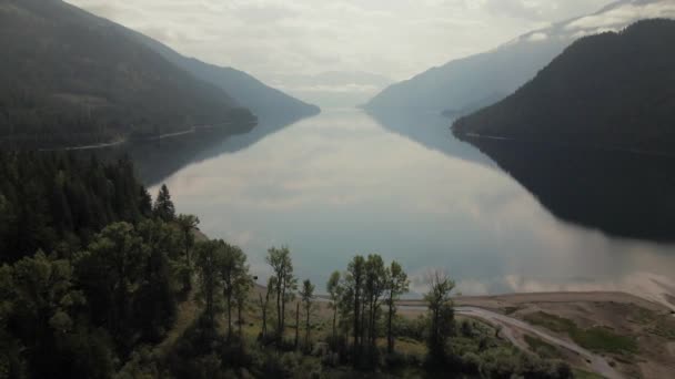 Boneca Aérea Lenta Sobre Slocan Lake Com Uma Leve Névoa — Vídeo de Stock