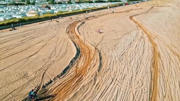 Légi Felvétel Egy Motorversenyről Egy Férfiról Aki Ingoldmells Beachen Versenyzett — Stock videók