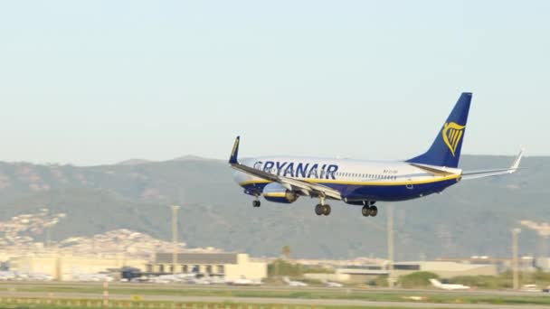 Letadlo Společnosti Ryanair Přistálo Letištní Dráze Barceloně — Stock video