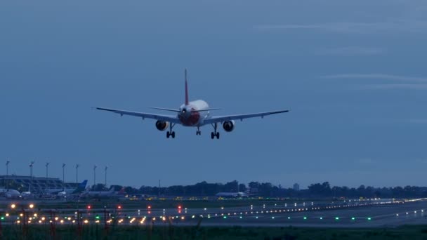 Világítási Visszaverődések Repülőgéptörzsön Történő Leszállással Barcelonai Repülőtér Megvilágított Kifutópályáján — Stock videók