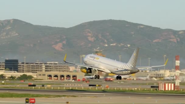Vueling Avión Aterrizando Amanecer Aeropuerto Barcelona Amanecer Teleobjetivo — Vídeos de Stock