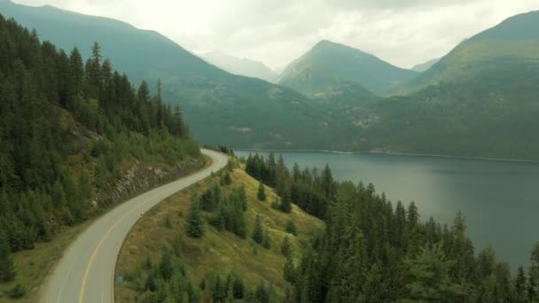 斯隆湖的空中拍摄 周围环绕着一条路 — 图库视频影像