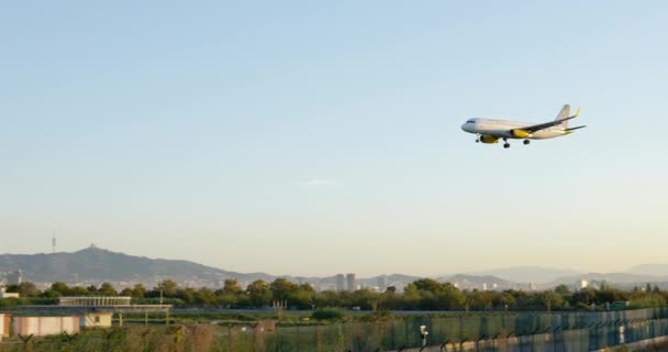 Vueling Самолет Посадки Барселоне Прекрасный Восход Солнца Утром Отслеживающий Выстрел — стоковое видео