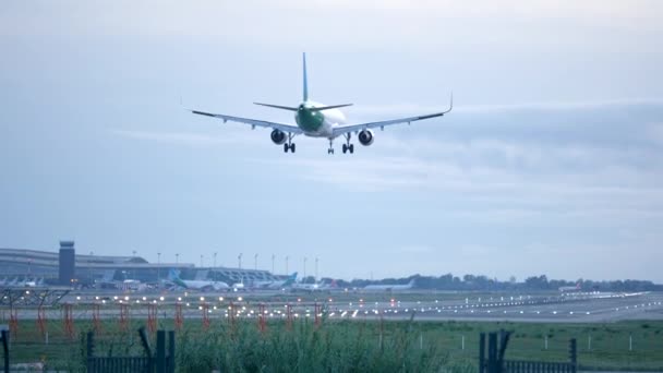 Slow Motion Shot Van Vliegtuig Naderende Landingsbaan Bewolkte Bewolkte Dag — Stockvideo