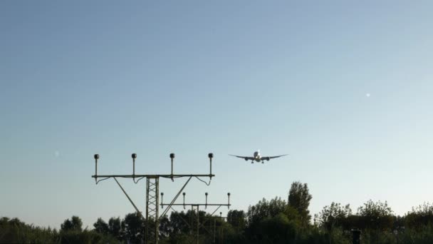 Сонячний День Аеропорту Наближаються Кадри Літака Готуючись Приземлитися — стокове відео