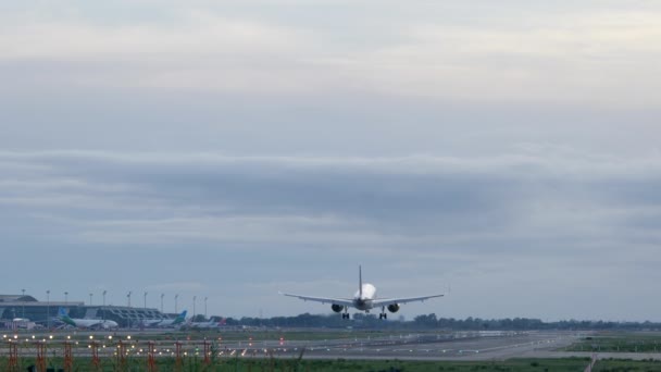 Achteraanzicht Van Een Klein Passagiersvliegtuig Dat Landt Barcelona Airport Spanje — Stockvideo