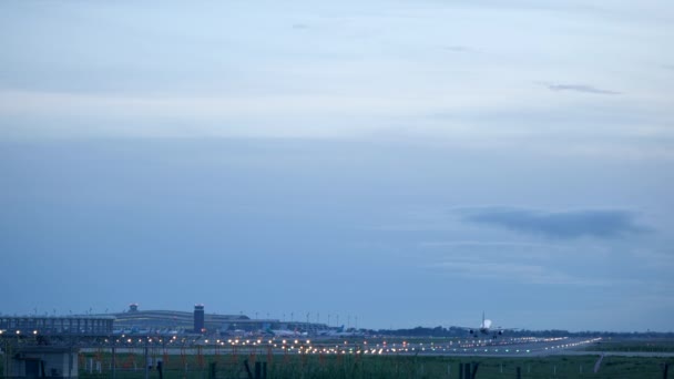 Vue Seul Avion Atterrissant Ralenti Sur Piste Aéroport Plan Large — Video
