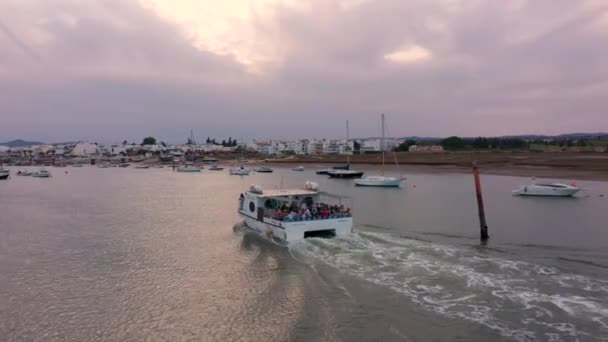 Ferry Boat Met Passagiers Cruisen Ria Formosa Lagoon Met Backwash — Stockvideo