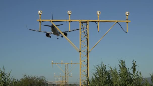 Avião Vueling Aproximando Terra Pista Aeroporto Barcelona Disparo Constante Ângulo — Vídeo de Stock