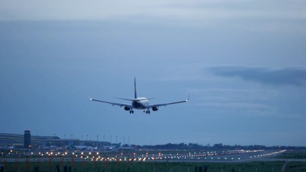 青い時間にバルセロナ空港の滑走路に着陸するRyanair Plane接近 スローモーション — ストック動画