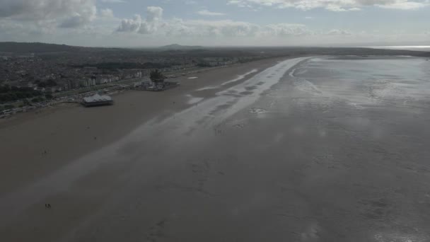 Flyr Stranden Weston Super Mare Med Byen Den Blå Himmelen – stockvideo