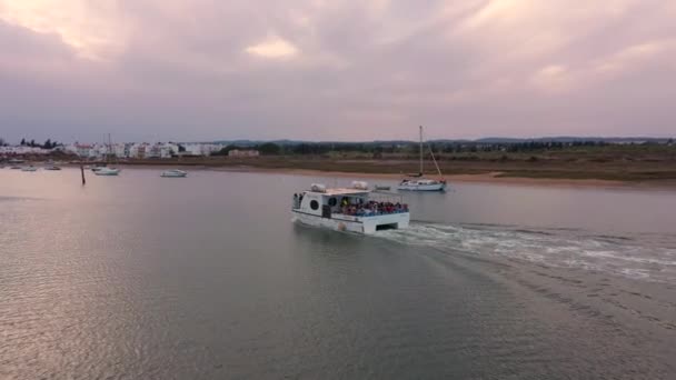 Passagiers Traveling Ferry Boat Tijdens Zonsondergang Bij Ria Formosa Lagoon — Stockvideo