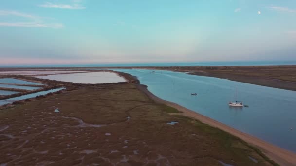 Vola Barche Sulla Tranquilla Laguna Ria Formosa Con Salina Santa — Video Stock