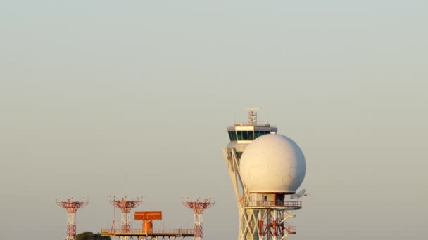 Wieża Kontroli Lotniska Wschodzie Słońca Odlatującym Samolotem Tle Stabilny Strzał — Wideo stockowe