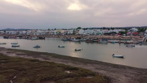 Mensen Varen Boot Cruisen Ria Formosa Lagoon Langs Santa Luzia — Stockvideo