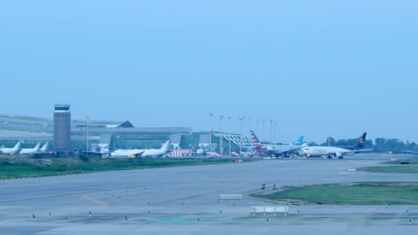 ターミナル1の周りを移動する飛行機の眺めスペインのエル プラット バルセロナ空港 ワイドショット — ストック動画