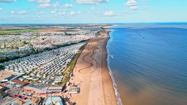 Długa Piaszczysta Plaża Dronem Pokazującym Morze Piasek Domy Wakacyjne Tor — Wideo stockowe