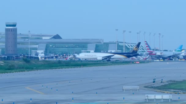 青い時間帯にエル プラット空港ターミナルバルセロナに到着Ups貨物機 — ストック動画