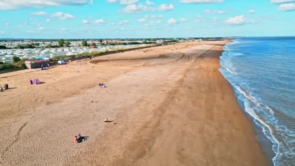 砂丘で作成された海 休日の家やレーストラックを示すドローンと砂のビーチショットの長いストレッチ イギリスのリンカーンシャー州 インゴールドメル モトクロス — ストック動画