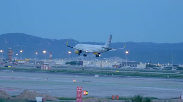 Vueling Utasszállító Repülőgép Leszálló Kifutópályán Kék Óra Barcelona Spanyolország — Stock videók