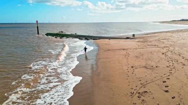 Jeune Garçon Jouant Sur Plage Dans Mer Sur Côte Lincolnshire — Video