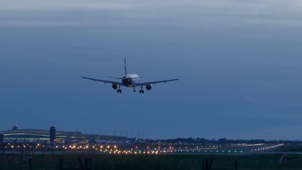 Passagierflugzeug Bei Der Landung Barcelona Zur Schönen Blauen Stunde — Stockvideo