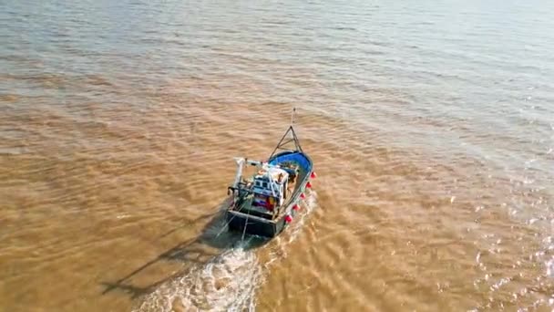 Pequeno Arrastão Pesca Tripulado Barco Navio Que Navega Sol Meio — Vídeo de Stock
