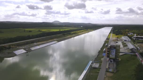 捷克共和国Racice体育中心人造水道的无人机拍摄 — 图库视频影像