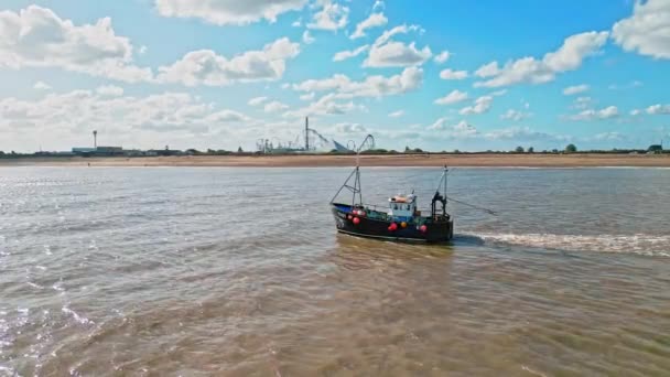 Drone Aerial Video Filmación Arrastrero Pesca Barco Barco Navegando Sol — Vídeo de stock