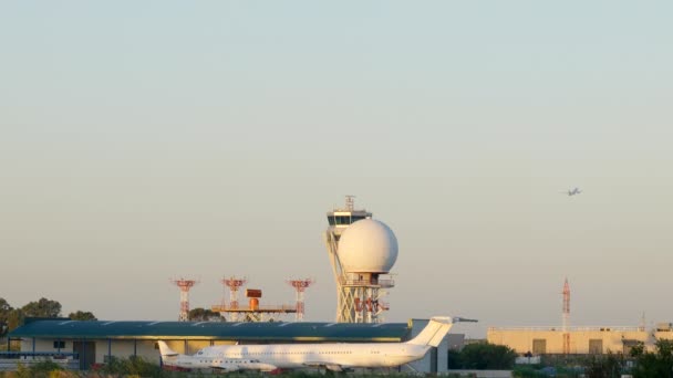Sonnenaufgang Blick Über Den Kontrollturm Des Flughafens Barcelona Mit Start — Stockvideo