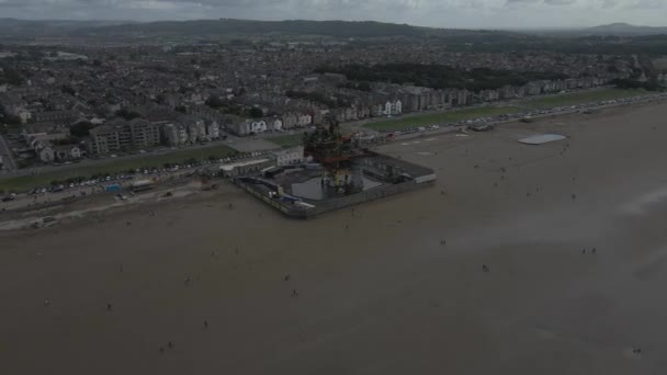 在威斯顿 超级海洋的一个旅游景点的空中景观被称为 海洋怪物 无人机向右旋转 显示城镇和蓝天 并在背景中显示云彩 Fps — 图库视频影像