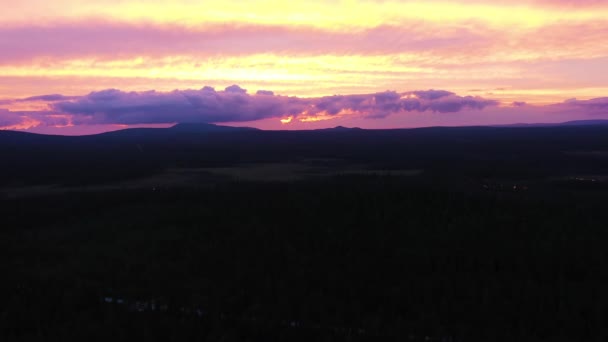 Farbenfroher Lila Rosa Sonnenuntergang Über Den Bergen Kiimaselk Finnland — Stockvideo