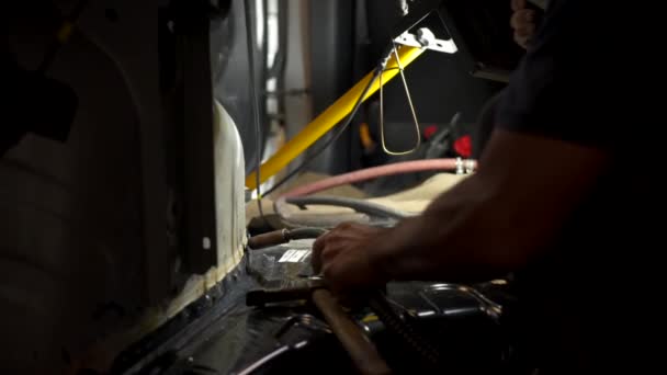 Employé Garage Utilisant Une Machine Pour Souder Intérieur Une Voiture — Video