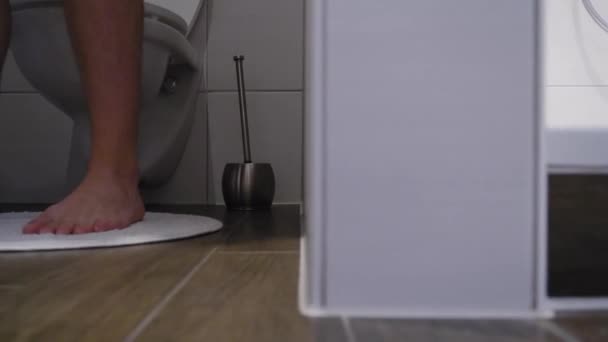 一个男人去厕所和在现代浴室里小便的偷拍镜头 — 图库视频影像
