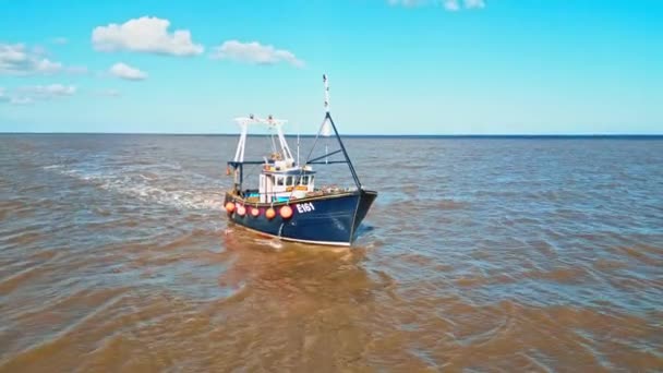 Légi Felvétel Egy Halászhajóról Egy Hajóról Amely Vonóhálóval Halászik Lincolnshire — Stock videók