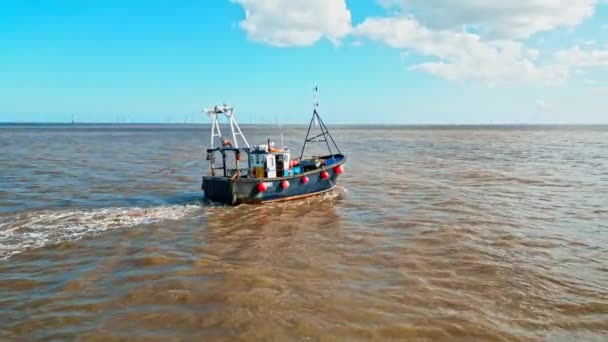 Воздух Видео Рыболовецким Траулером Лодкой Кораблем Вылавливающим Рыбу Побережья Линкольншира — стоковое видео