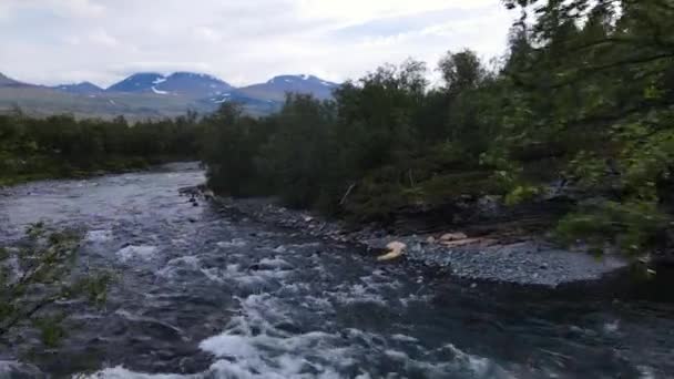 Мандрівники Відпочивають Вздовж Берега Річки Національному Парку Абіско Півночі Швеції — стокове відео