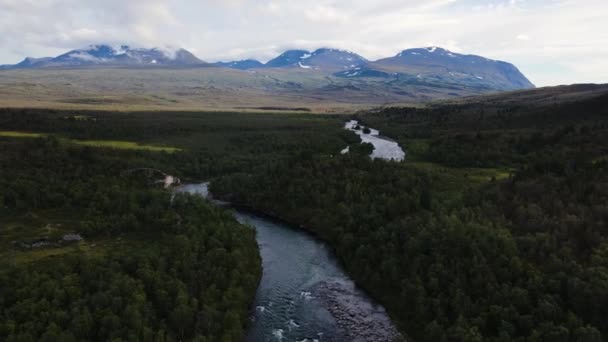 スウェーデンの北の北極圏にあるアビスコ国立公園の上空 — ストック動画