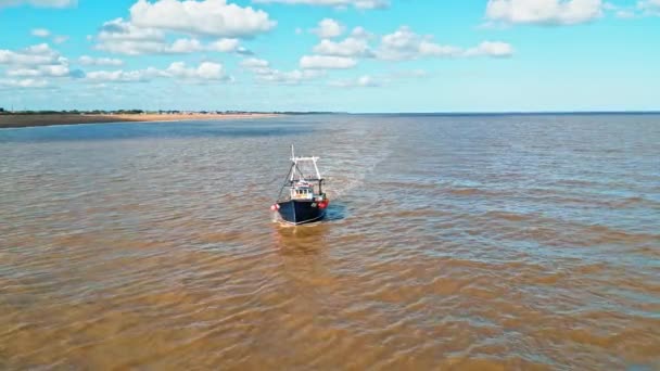 Halászhajó Csak Tengeri Halászat Vonóhálóval Tengerparton Partvonal Látható Videofelvétel Drónnal — Stock videók