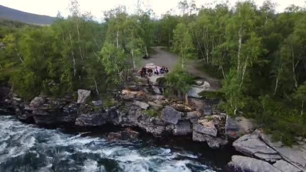 Luftaufnahmen Familienausflug Mit Freunden Den Kiefernwald Abisko Nationalpark Schweden — Stockvideo