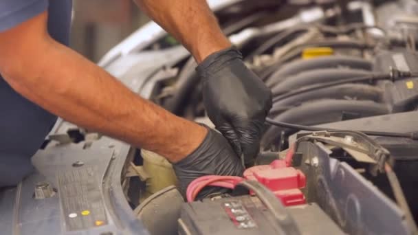 Manos Mecánico Revisando Coche Polvoriento Reparación Automóviles — Vídeo de stock