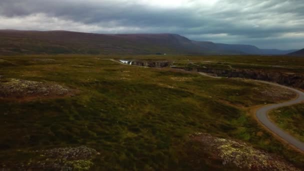 Αεροφωτογραφία Τοπίου Προς Τον Καταρράκτη Godafoss Ισλανδία Μια Συννεφιασμένη Μέρα — Αρχείο Βίντεο