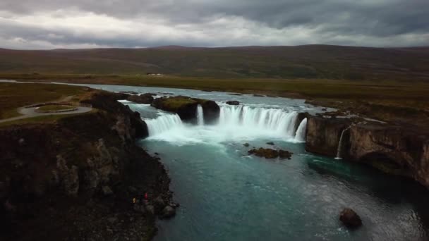 暗い曇りの日に アイスランドのゴダフォス滝の空中風景 — ストック動画