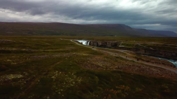 Letecký Panoramatický Výhled Krajinu Godafossova Vodopádu Island Oblačného Dne — Stock video