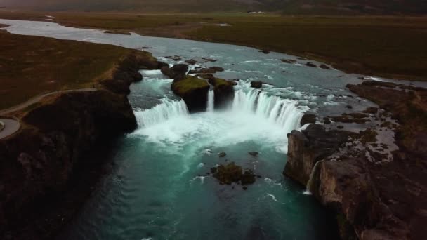 在多云的日子里 冰岛戈达福斯瀑布上空的空中上升景观 — 图库视频影像