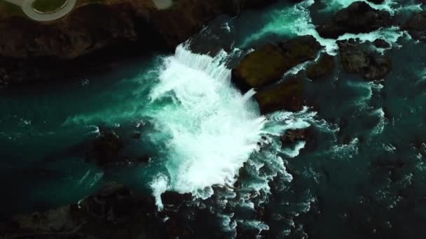 Вид Сверху Воздуха Водопад Годафосс Исландия Облачный День — стоковое видео