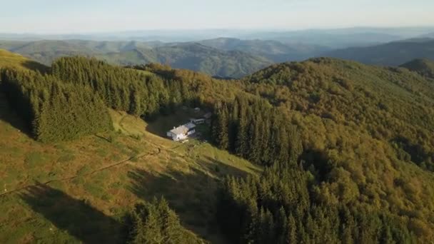 Vista Aérea Cabaña Ambaritsa Ladera Montaña Stara Planina Bulgaria Cabaña — Vídeo de stock