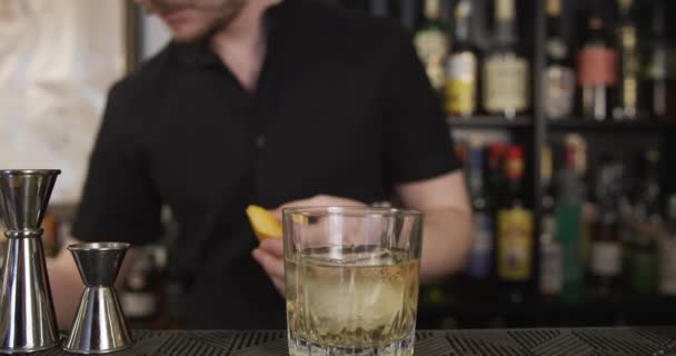 Cocktail Einer Bar Wartet Darauf Serviert Werden Nahaufnahme Zeitlupe Barkeeper — Stockvideo