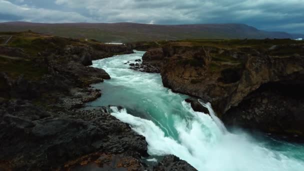 Widok Powietrza Rzekę Płynącą Wodospadu Godafoss Islandia Pochmurny Dzień — Wideo stockowe